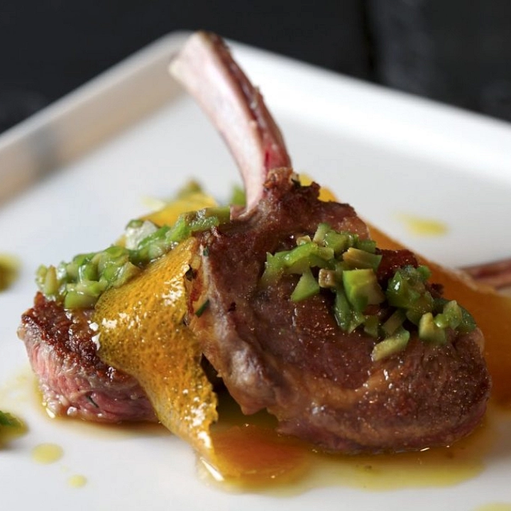 Chuletas de cordero a la plancha con aceitunas verdes y salsa confitada de miel y naranja